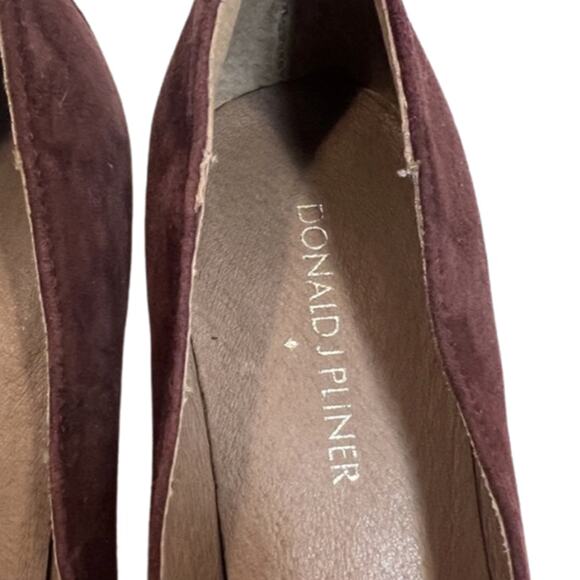 Donald J. Pliner Wine Burgundy Suede Kitten Heel Flower Toe Pumps 7 New No Box - Picture 4 of 9